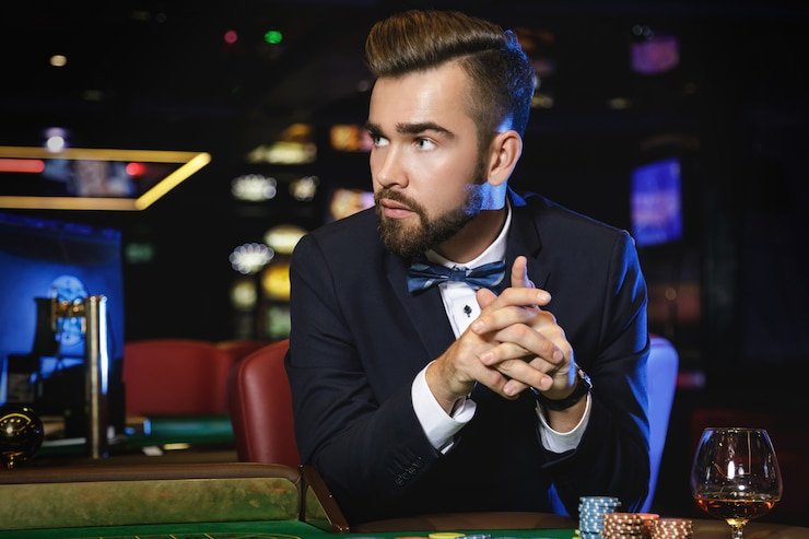 Pengguna menggunakan perangkat mobile menikmati hiburan olahraga dan casino yang aman di yt2mate